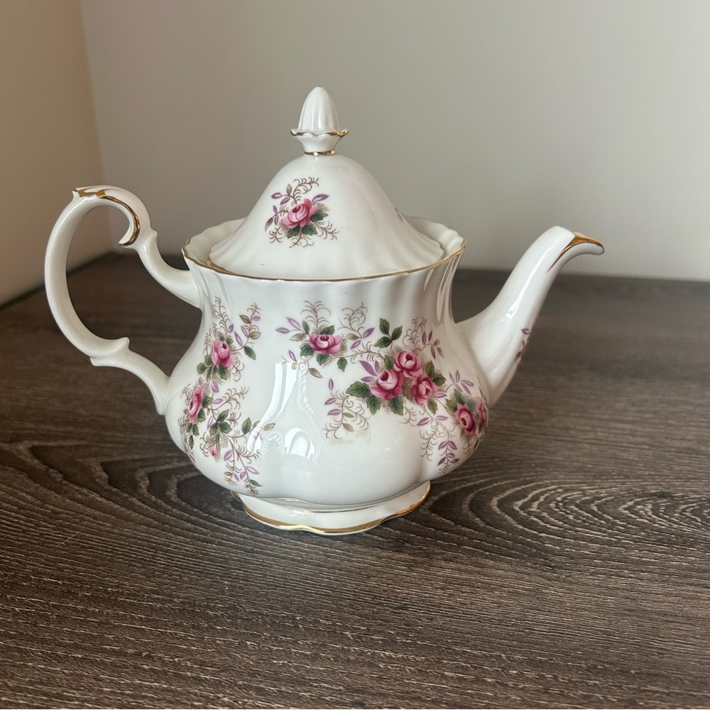 Vintage Royal Albert‎ fine bone china lavender rose small teapot